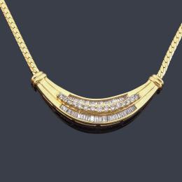 Lote 2289: Collar con motivo central de media luna con diamantes talla brillante y baguette de aprox. 1,40 ct en total.