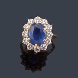 Lote 2292: Anillo con zafiro talla oval de aprox. 3,68 ct con orla de brillantes de aprox. 1,20 ct en total.