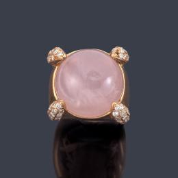 Lote 2302: Anillo con cuarzo rosa talla cabujón con cuatro motivos de brillantes en montura de oro rosa de 18K.