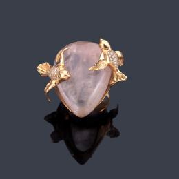 Lote 2303: Anillo con gran cuarzo rosa talla perilla con dos motivos en ambos lados en forma de pajarillo con brillantes.