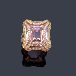 Lote 2304: Anillo con kuncita rosa de aprox. 27,35 ct con orla de brillantes en montura de oro rosa de 18K.