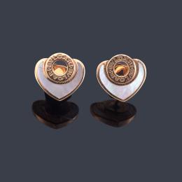 Lote 2305: BVLGARI<br>Pendientes cortos con motivo en forma de corazón realizado en madreperla, en montura de oro rosa de 18K.