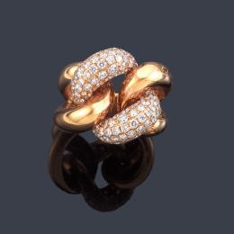 Lote 2307: Anillo con diseño de nudo con pavé de brillantes de aprox. 3,65 ct en total.