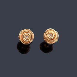 Lote 2310: DIOR<br>Pendientes cortos de la colección 'Rose Dior Couture' con un brillante, en montura de oro amarillo de 18K.