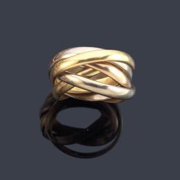 Lote 2311: CARTIER<br>Anillo de la colección 'Trinity' con oro tricolor de 18K.