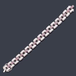 Lote 2328: Pulsera articulada con eslabones con pavé de brillantes de aprox. 6,91 ct en total y banda central con doble motivo de esmeraldas calibradas y engastados en carril.