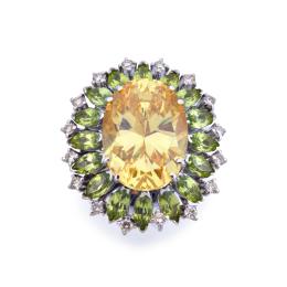 Lote 2345: ANDREOLI<br>Anillo con zircón talla oval de aprox. 30,00 ct con orla de peridotos talla marquís y brillantes.