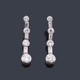 Lote 2353: Pendientes largos con diamantes talla baguette y brillantes de aprox. 3,10 ct en total.