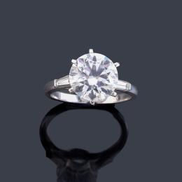 Lote 2354: Solitario con brillante de aprox. 4,01 ct con dos diamantes talla baguette, en montura de oro blanco de 18