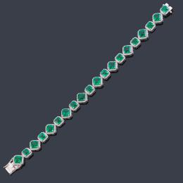 Lote 2355: Pulsera con esmeraldas talla esmeralda de aprox. 17,35 ct con orla de brillantes de aprox. 1,75 ct en total.