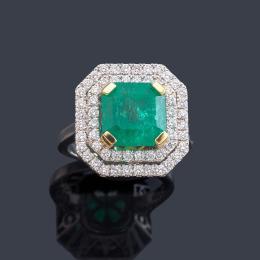 Lote 2360: Anillo con esmeralda Colombiana de aprox. 4,04 ct con doble orla de brillantes de aprox. 1,00 ct en total.