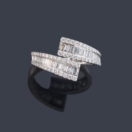 Lote 2361: Anillo con doble brazo contrapeado con banda de diamantes talla baguette y brillante de aprox. 1,02 ct en total.