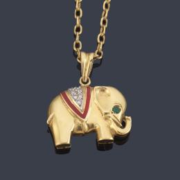 Lote 2363: Colgante con diseño de elefante con brillantes en cadena y montura de oro amarillo de 18K.