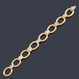 Lote 2368: TOUS<br>Pulsera con eslabones ovalados en oro amarillo de 18K intercalado con diferentes motivos cuajados de brillantitos.