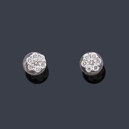 Lote 2373: Pendientes tipo rosetón con brillantes de aprox. 0,20 ct en total.