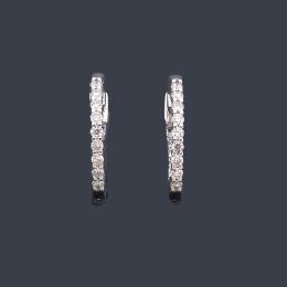 Lote 2374: Pendientes criolla con banda de brillantes de aprox. 0,29 ct en total.