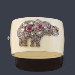 Lote 2391: Pulsera ancha realizada en baquelita con motivo central en forma de elefante con pavé de diamantes talla rosa y dos rubíes talla cabujón en montura de plata.