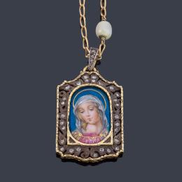 Lote 2392: Medalla devocional con La Imagen de La Virgen en esmalte policromado con orla de diamantes talla rosa, en montura de oro amarillo de 18K y vista en plata.