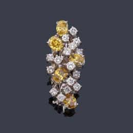 Lote 2401: Broche con diamantes 'Fancy Yellow' talla oval de aprox. 2,00 ct y brillantes de aprox. 0,80 ct en total.