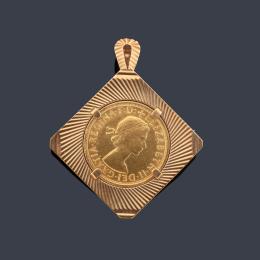 Lote 2404: Colgante-broche con moneda de libra en oro 22K enmarcada en oro amarillo de 18K con decoración rallada.