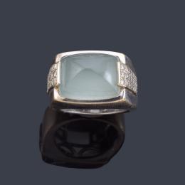 Lote 2411: SUAREZ<br>Anillo con calcedonia talla 'pain de sucre' con bandas de brillantitos en ambos lados.