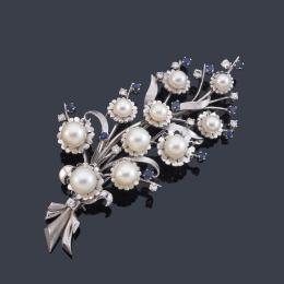 Lote 2412<br>Broche con diseño floral con perlas de aprox. 5,02 mm - 8,31 mm con zafiros y brillantes.