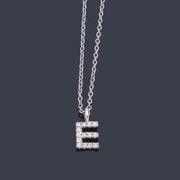 Lote 2424<br>Colgante con la letra 'E' con brillantes de aprox. 0,08 ct en total.