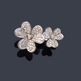 Lote 2430: Anillo con doble motivo floral con pavé de brillantes de aprox. 1,65 ct en total.