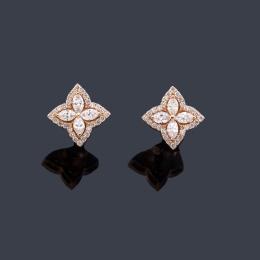 Lote 2431: Pendientes cortos con motivo de floral cuajado de brillantes de aprox. 0,60 ct en total.