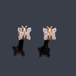 Lote 2433: Pendientes cortos con diseño de mariposa con brillantes de aprox. 0,24 ct en total.