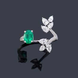 Lote 2435: Anillo con doble motivo vegetal con diamantes talla perilla y brillante de aprox. 0,88 ct en total y esmeralda talla oval de aprox. 0,73 ct.