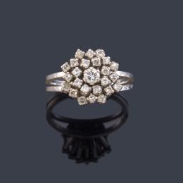 Lote 2454: Anillo rosetón con brillantes de aprox. 0,80 ct en total en montura de oro blanco de 18K.