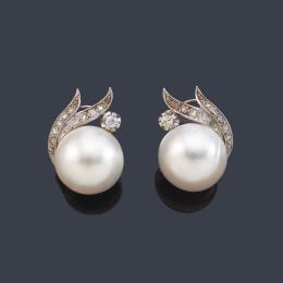 Lote 2455: Pendientes cortos con parejas de perlas Mabe con diamantes talla brillante y 8/8 en la parte superior.