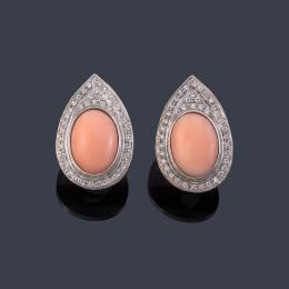 Lote 2460<br>Pendientes cortos con pareja de coral rosa en cabujón con doble orla de brillantes.