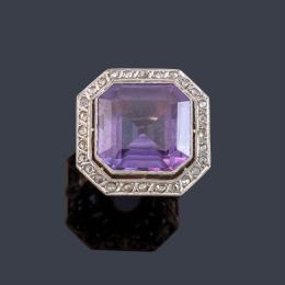 Lote 2465: Anillo con amatista central de aprox. 14,30 ct con orla de diamantes talla rosa.