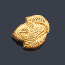 Lote 2473: Broche con diseño vegetal cincelado en oro amarillo de 18K.