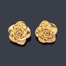 Lote 2475: Pendientes cortos con diseño de rosas en montura de oro amarillo de 18K.