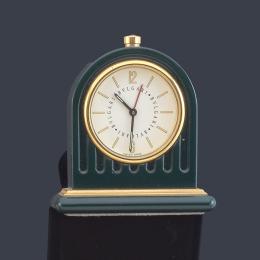 Lote 2496: BVLGARI Duomoltbl , reloj despertador de mesa en dorado y laca verde. Con estuche y documentación.