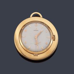 Lote 2505: OMEGA, reloj de viaje con caja en oro rosa de 18 K.