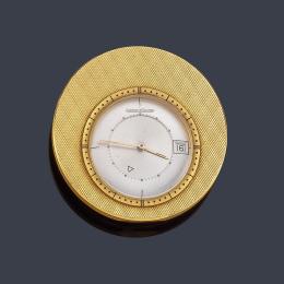 Lote 2506: Reloj despertador de viaje JAEGER LE COULTRE en metal dorado.