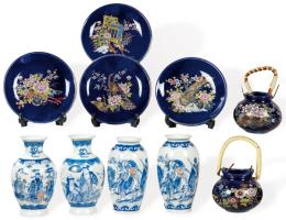 Lote 160: Cuatro jarrones de porcelana china azul y blanco, dos  recipientes con asa vegetal y cuatro platos a juego de porcelana japonesa azul ncobalto con decoración de flores