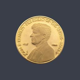 Lote 2559: Moneda conmemorativa del Presidente de los EE.UU John F. Kenneddy en oro de 22K. Con certificado y estuche.