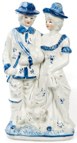 Lote 162: Pareja de figuras galantes en porcelana esmaltada en azul y blanco. Siglo XX