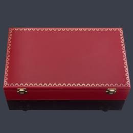 Lote 2573: Caja Cartier para plumas Stylos Panthere en piel color rojo y greca dorada.