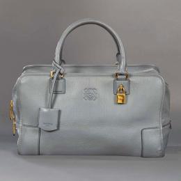 Lote 2575: LOEWE<br>Bolso Amazona 36 realizado en piel de vacuno color gris con los remaches, cierres y candado bañados en oro.