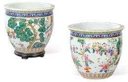 Lote 14: Juego de tres jardineras de porcelana china, con esmaltes polícromos con marca apócrifa de sello del emperador Qianlong h.1970