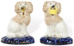 Lote 165: Pareja de figuras de Staffordshire Poodles en cerámica (uno de ellos sin cesta).