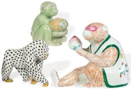 Lote 195: Conjunto de dos monos y un orangután. Uno de ellos en porcelana de Mottahedeh.