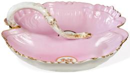 Lote 206: Centro de mesa en forma de hoja en porcelana esmaltada en blanco y rosa parcialmente dorada. Marca: A. Marquet Limoges