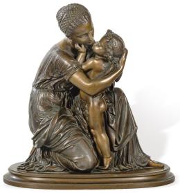 Lote 19:  Louise Auguste Moureau (Francia 1855 - 1919)"Maternidad". Escultura de bronce patinado.